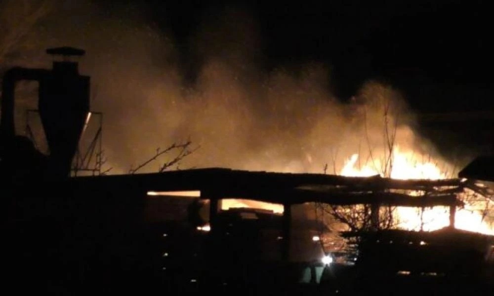 Κέρκυρα: Φωτιά ξέσπασε σε αποθήκη ξυλείας - Στο σημείο 6 πυροσβεστικά οχήματα και πάνω από 15 άνδρες